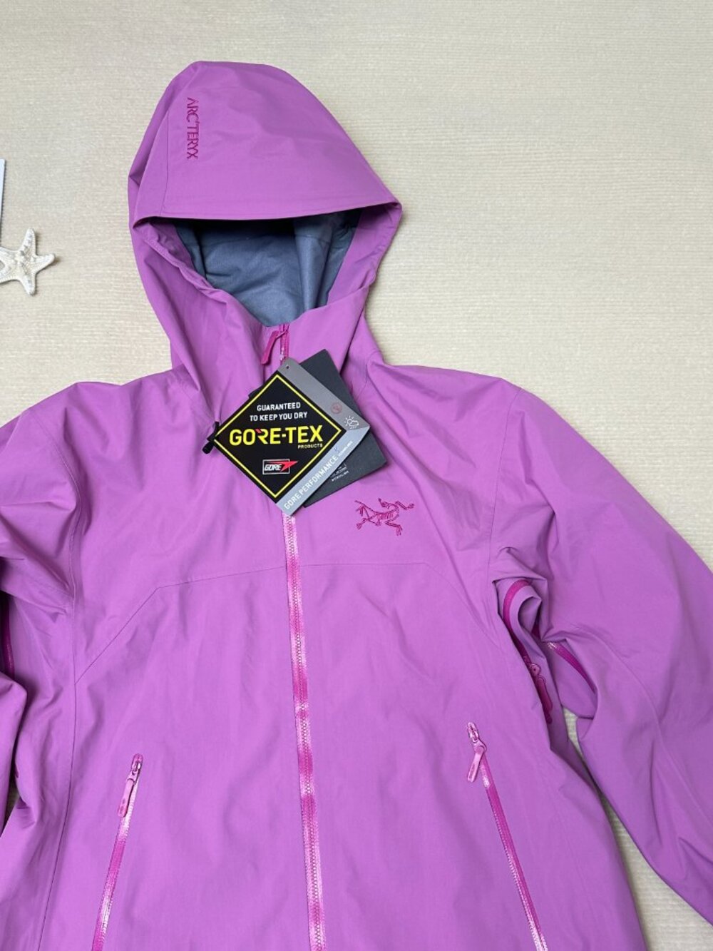 Arc'teryx Men’s Beta LT Hardshell Hooded GORE-TEX Jacket - Picture 2 of 6